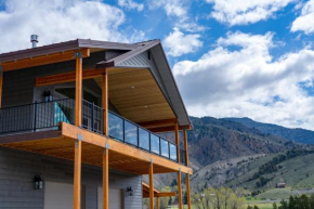 Yellowstone Park Riverfront Chalet